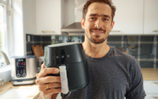 Russell Hobbs SatisFry Air Fryer — lifestyle photo showing Russell Hobbs 26520 SatisFry in use