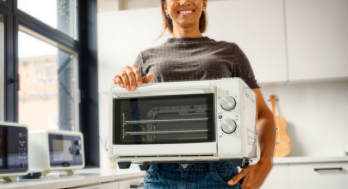 Duronic XXL Air Fryer AF34 WE — lifestyle photo showing Duronic XXL Air Fryer in use