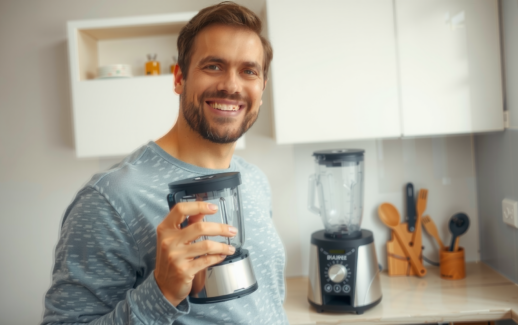 NutriBullet 900 Series UK — lifestyle photo showing NutriBullet 900 Series Personal in use